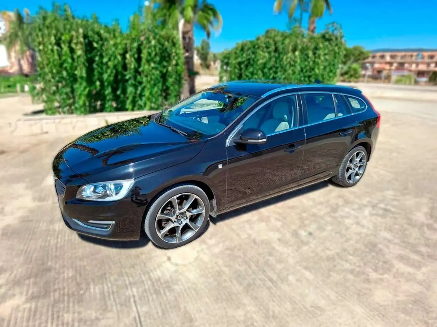 Volvo V60 D2 Momentum Aut. 120 Noir - 2