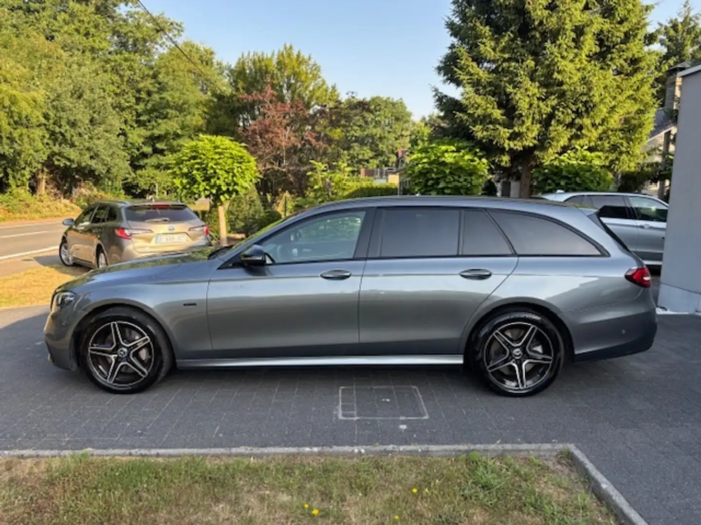 Mercedes-Benz E 300 E 300de- AMG Line- Burmester- Camera- Open dak Gris - 2