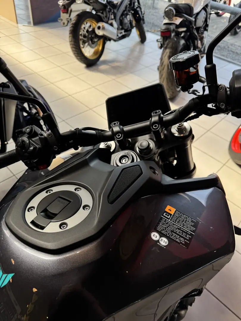 Yamaha MT-09 Pack sport offert pour le modèle 2024 Gri - 2