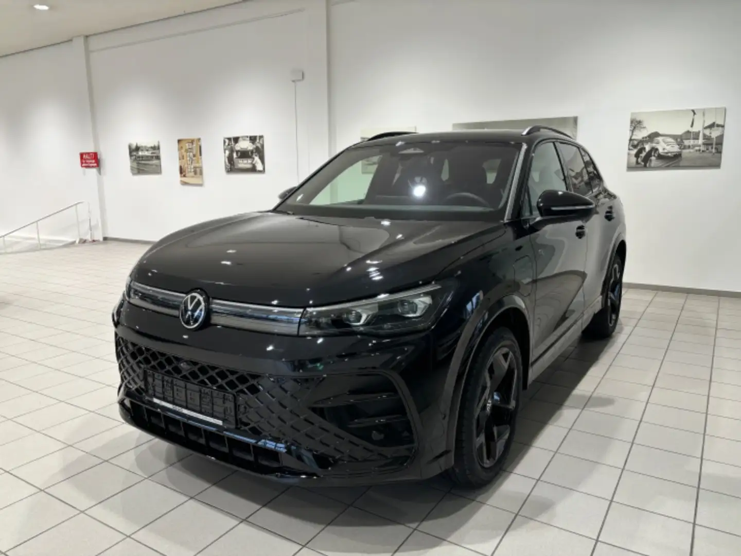 Volkswagen Tiguan R-Line (Systemleistung 200kW!.AHK.Pano.AreaView.He Noir - 2