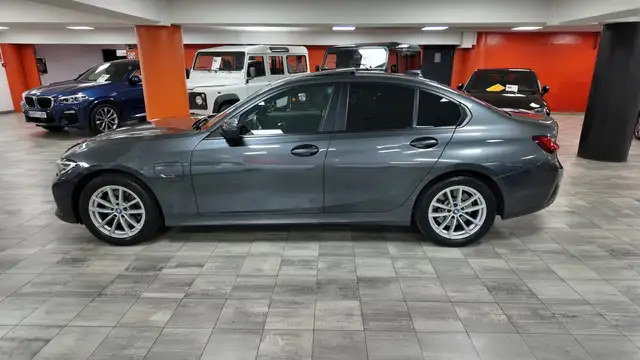 BMW 3 Series view 4