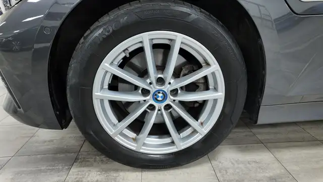 BMW 3 Series view 12