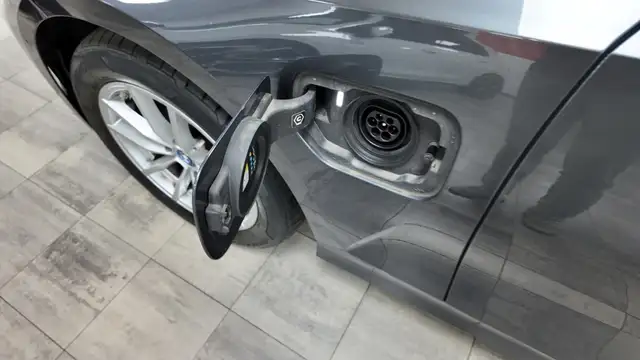 BMW 3 Series view 14