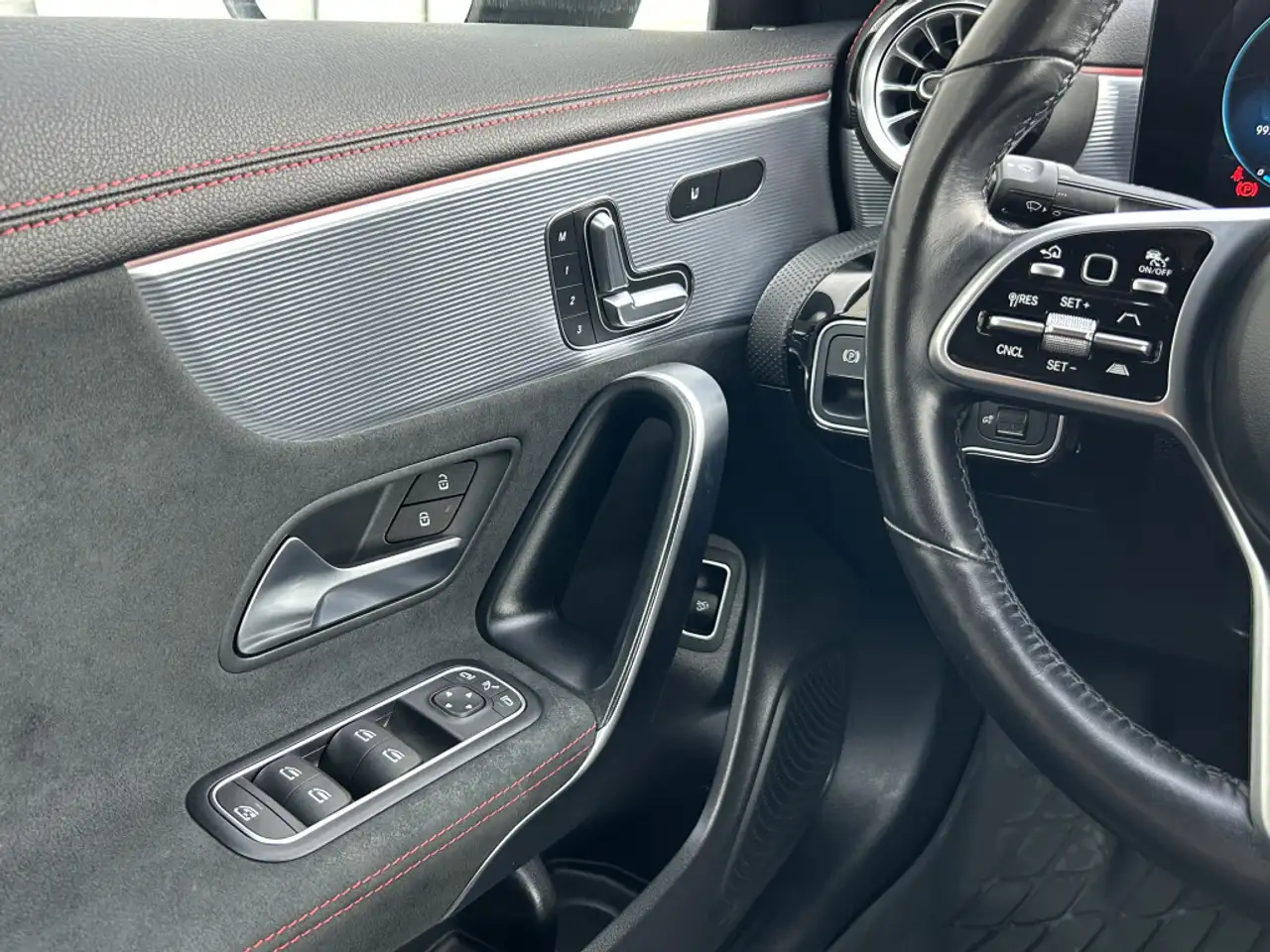 Mercedes-Benz CLA снимка Mercedes-Benz CLA