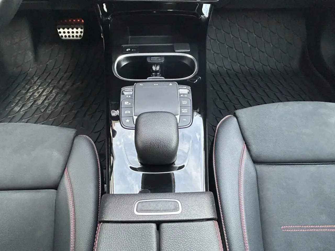Mercedes-Benz CLA снимка Mercedes-Benz CLA