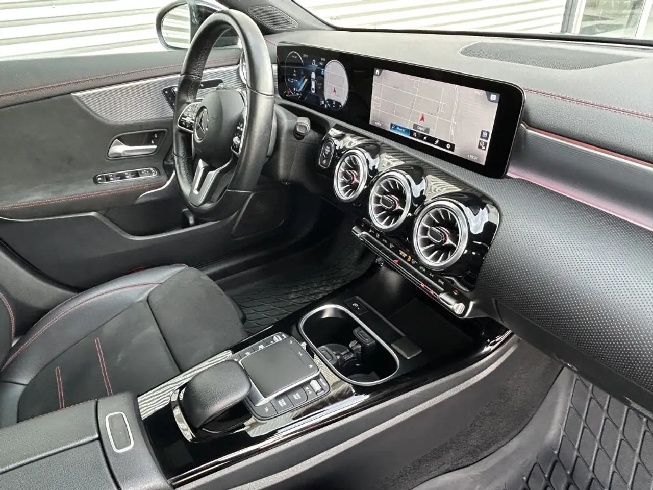 Mercedes-Benz CLA снимка Mercedes-Benz CLA