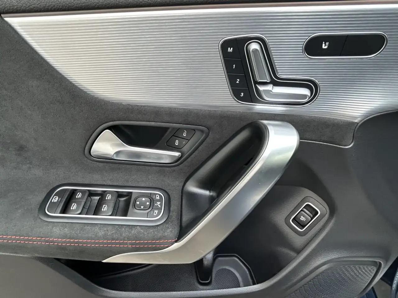 Mercedes-Benz CLA снимка Mercedes-Benz CLA