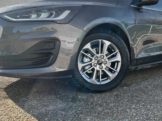 Ford Focus view 9