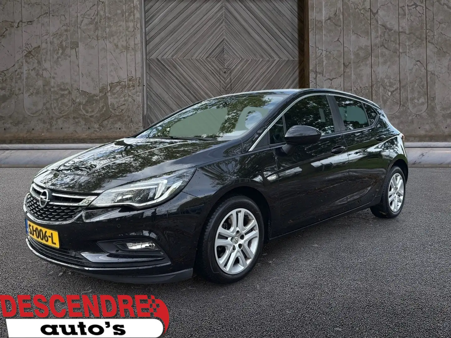 Opel Astra 1.0 Online Edition automaat. Zwart - 1