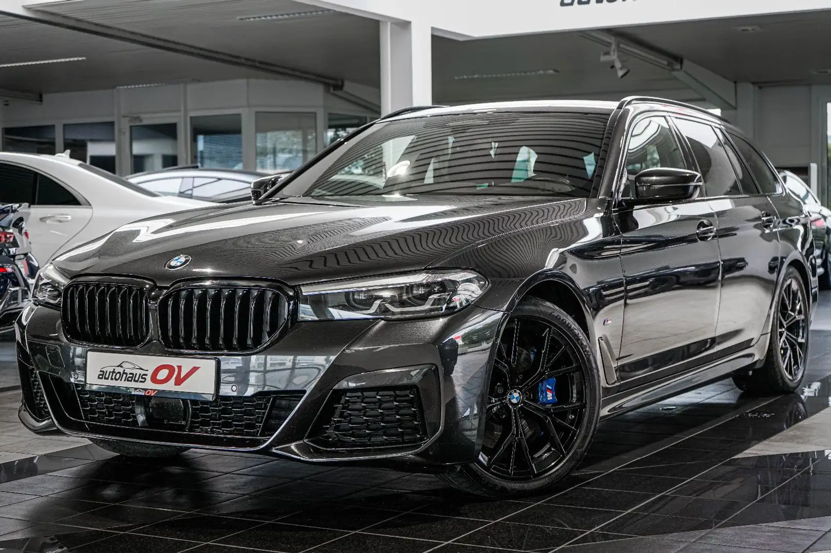 BMW 530 i xDrive M Sport*AHK*Standheizung*Driving Pro Grijs - 1