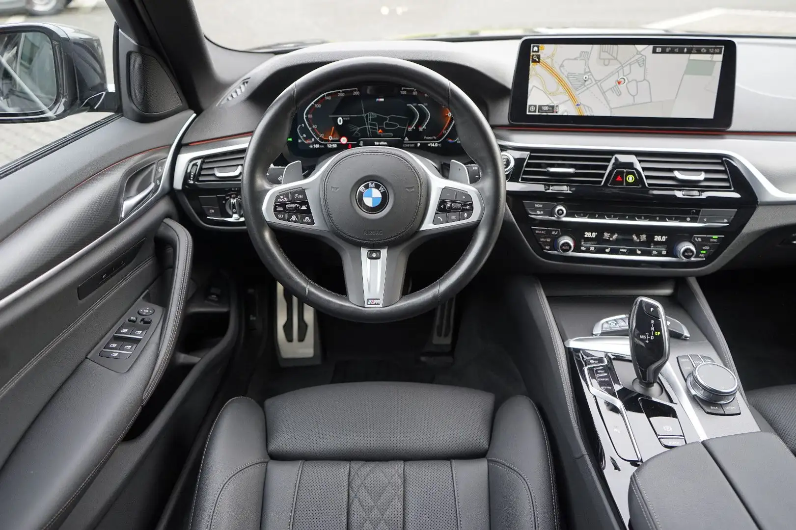 BMW 530 i xDrive M Sport*AHK*Standheizung*Driving Pro Grijs - 2