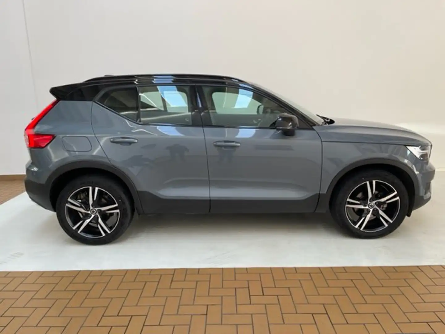 Volvo XC40 T3 Geartronic R-design Grigio - 2