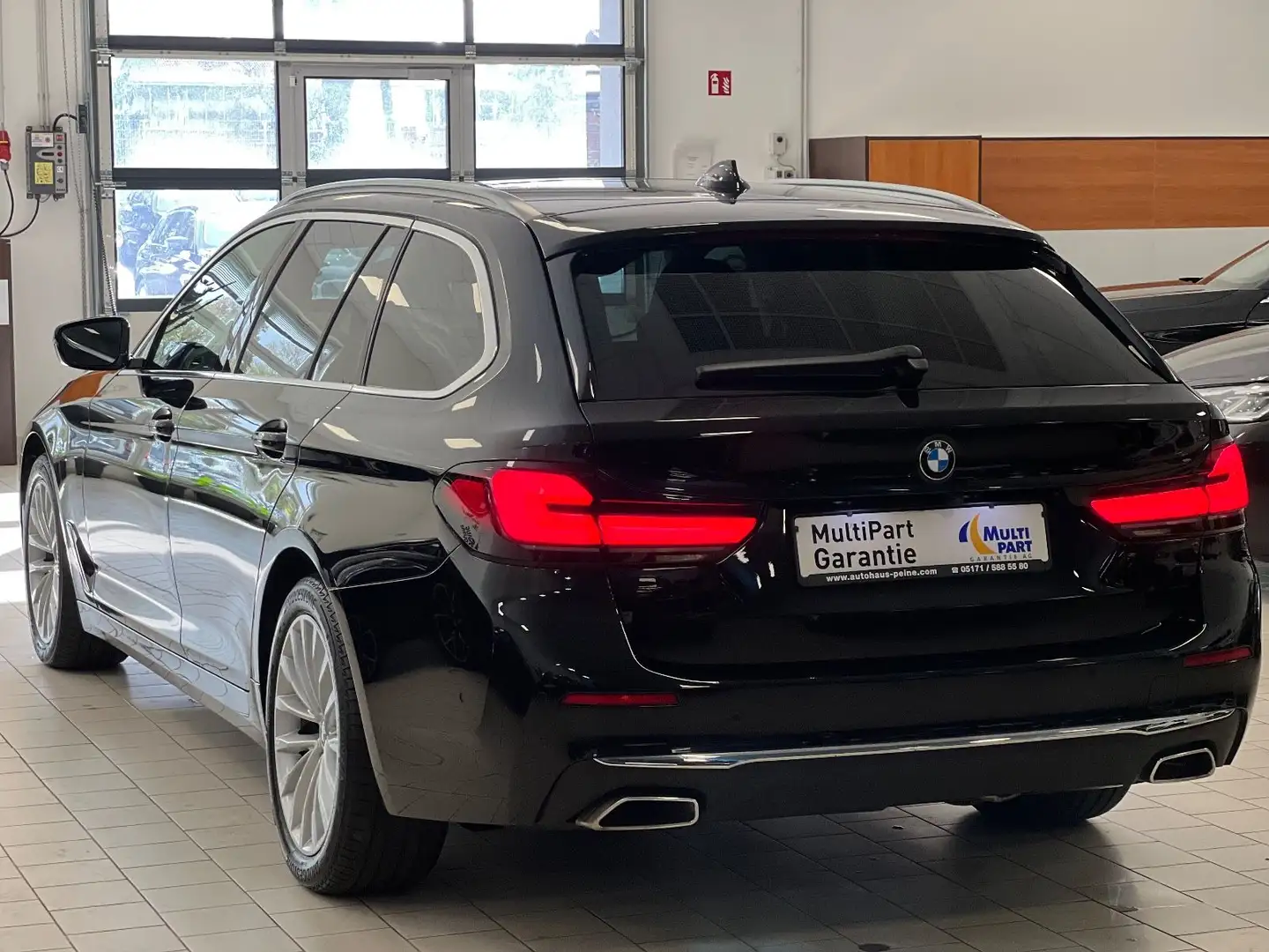 BMW 520 dxD/HUD/AHK/Massag&BelüftStz/Panor/LuxL Noir - 2