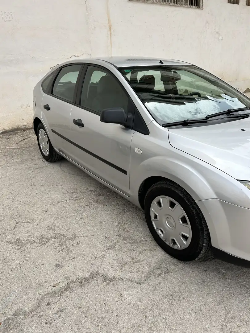 Ford Focus Gris - 1