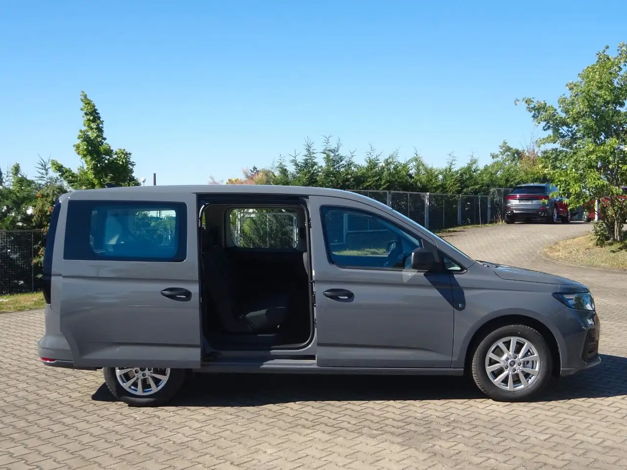 Ford Grand Tourneo 2026 — фото 11