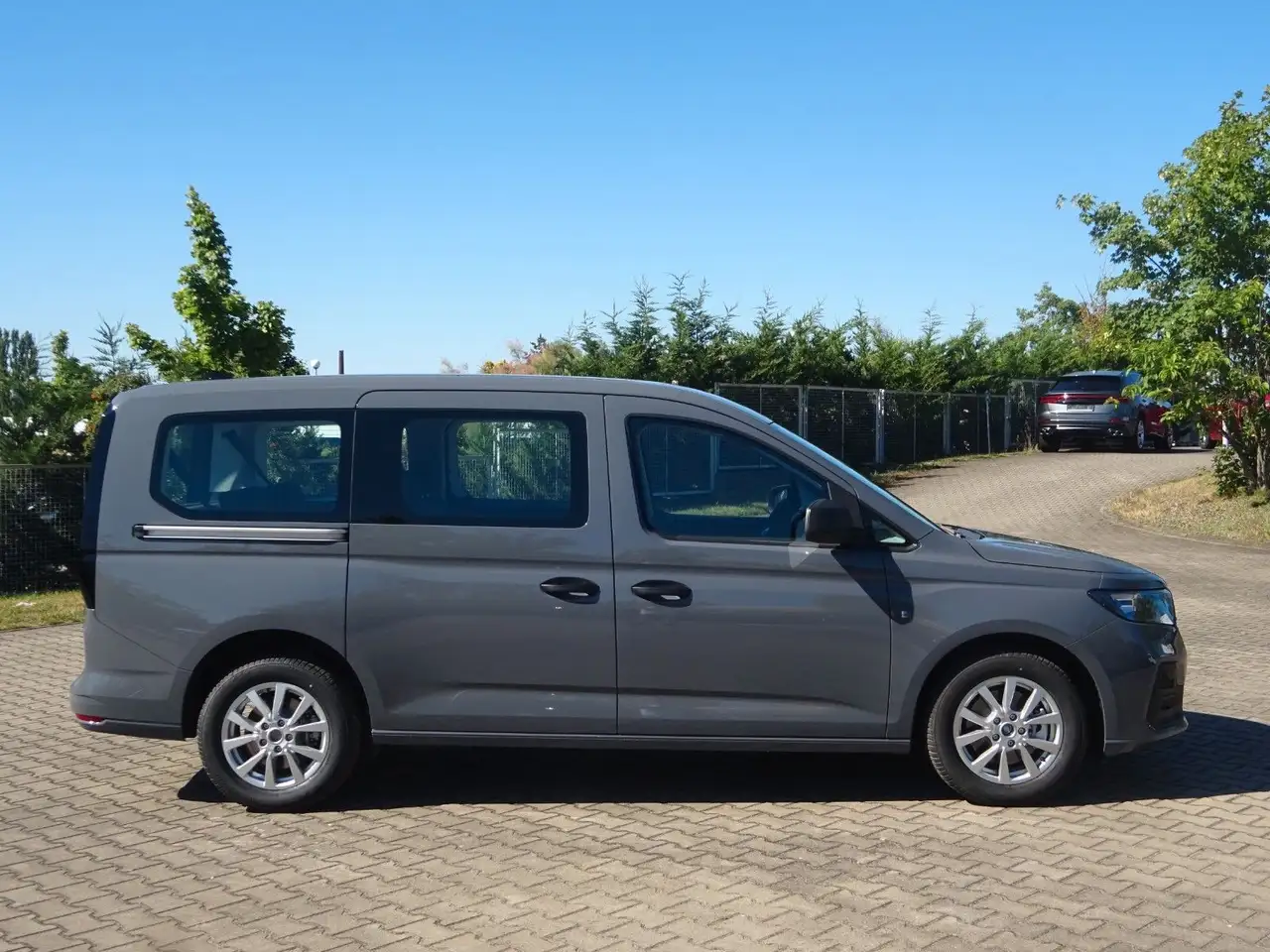 Ford Grand Tourneo 2026 — фото 10