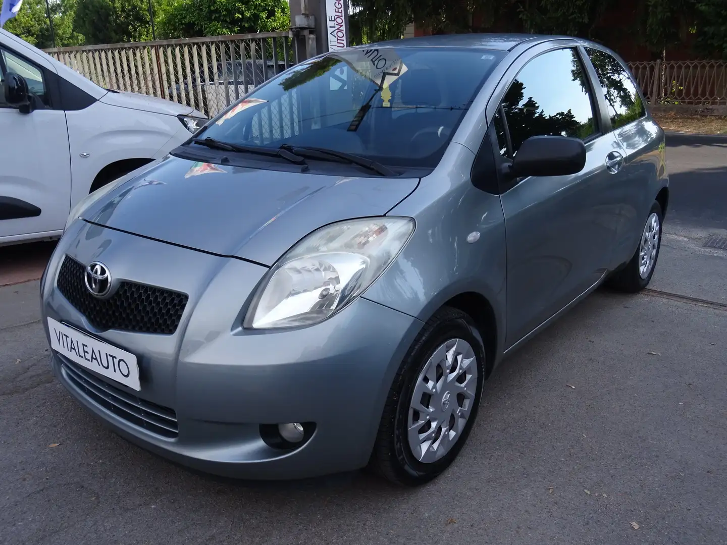 Toyota Yaris 3p 1.3 Sol OK NEOPATENTATI Argento - 1