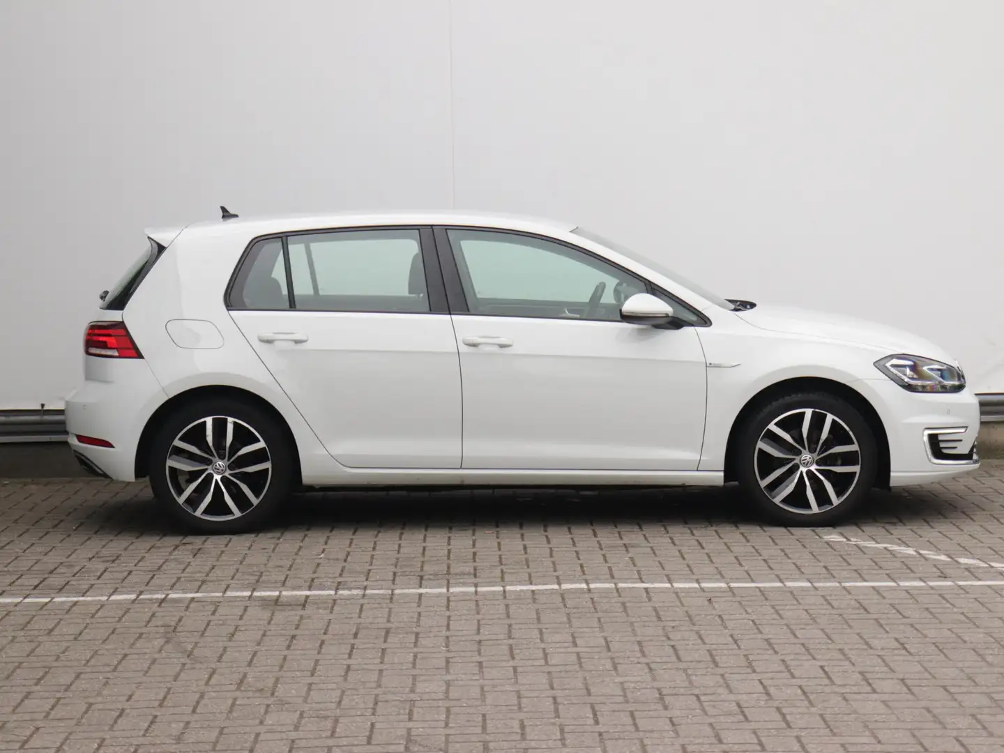 Volkswagen e-Golf e-Golf 36kWh | Warmtepomp | Navigatie | Parkeersen Wit - 2