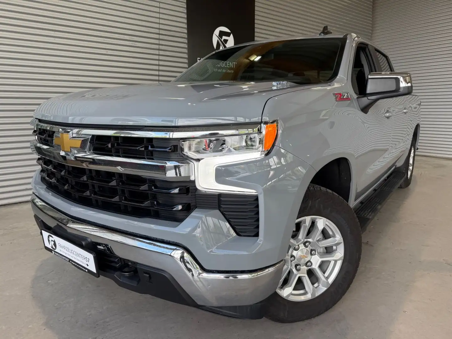 Chevrolet Silverado V6 1500 4WD Crew Cab 147"/ACC/CARPLAY/ Šedá - 1