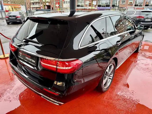 Mercedes-Benz E-Class view 3