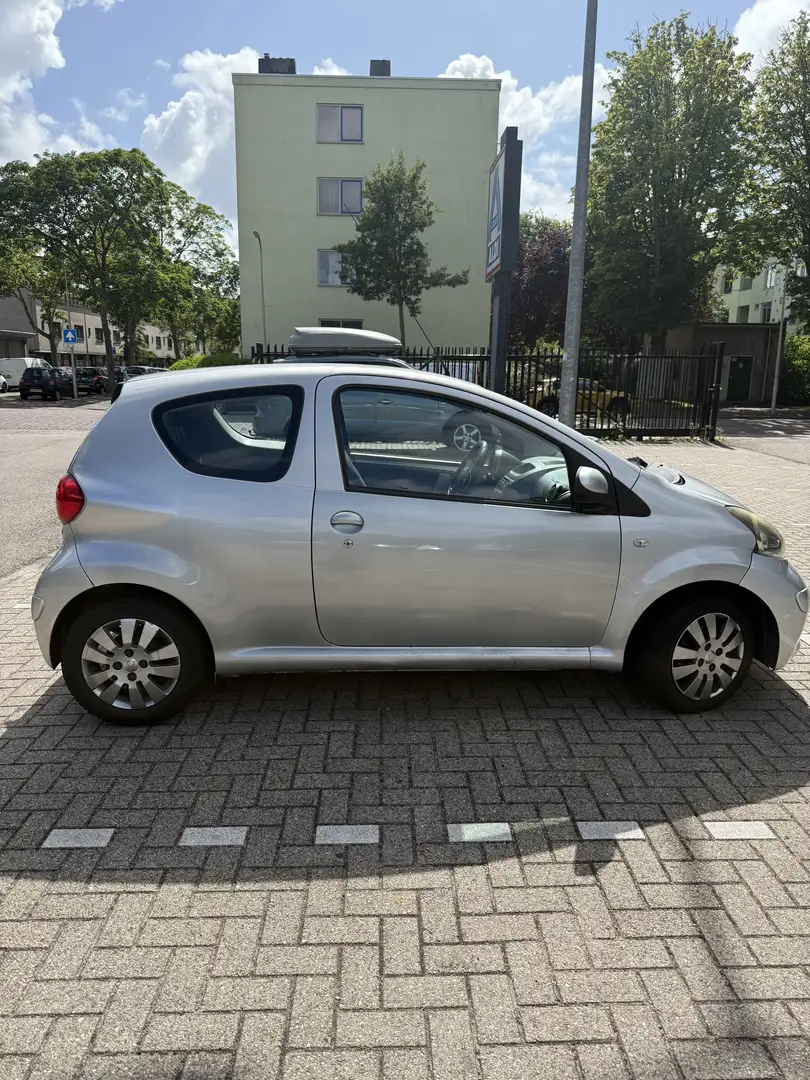 Toyota Aygo Aygo Base / Comfort Grijs - 2