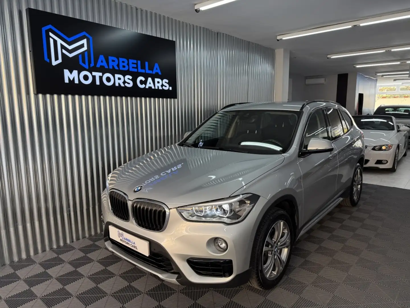 BMW X1 sDrive 18iA Gris - 1