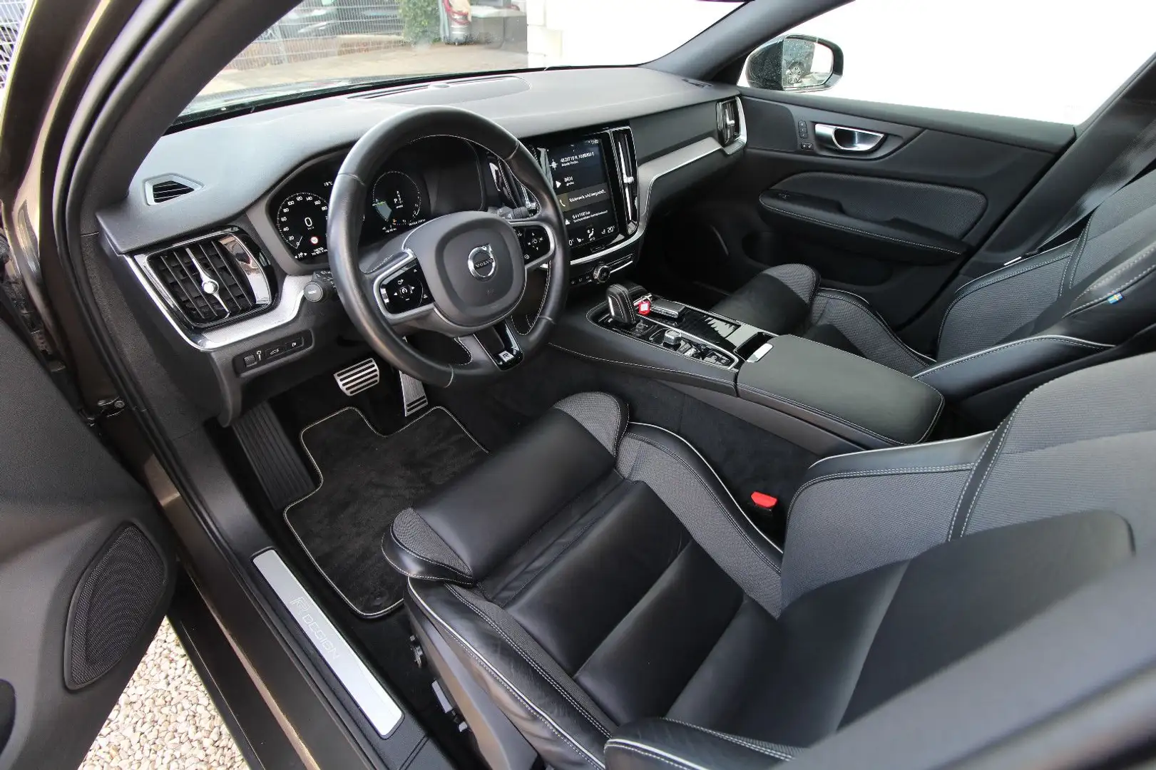 Volvo V60 R Design T6 AWD~Leder~8fach~ Grau - 2