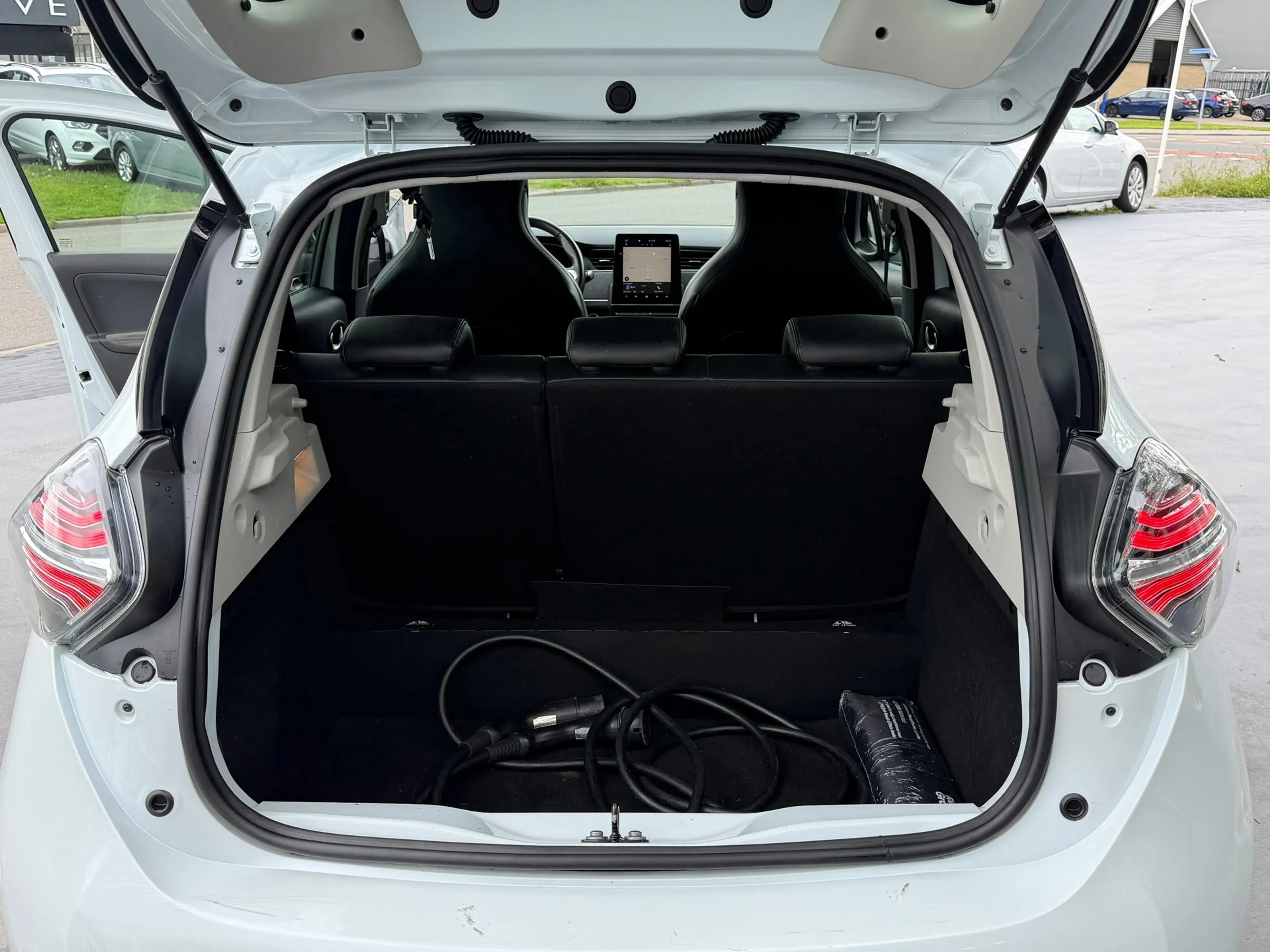 Renault ZOE R135 Intens 52 kWh /airco/cruise/navi/camera/PDC/ — photo 5