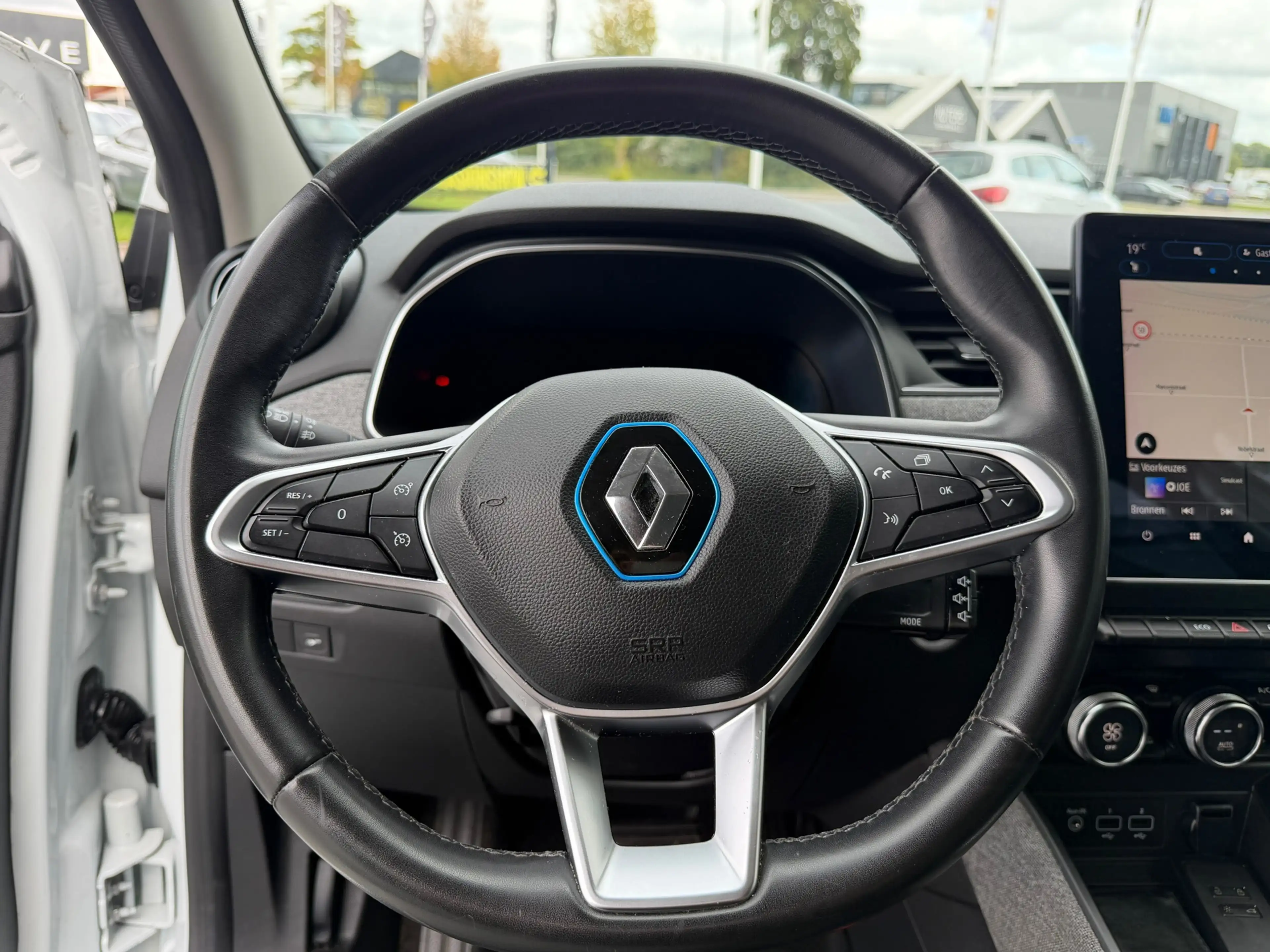 Renault ZOE R135 Intens 52 kWh /airco/cruise/navi/camera/PDC/ — photo 11