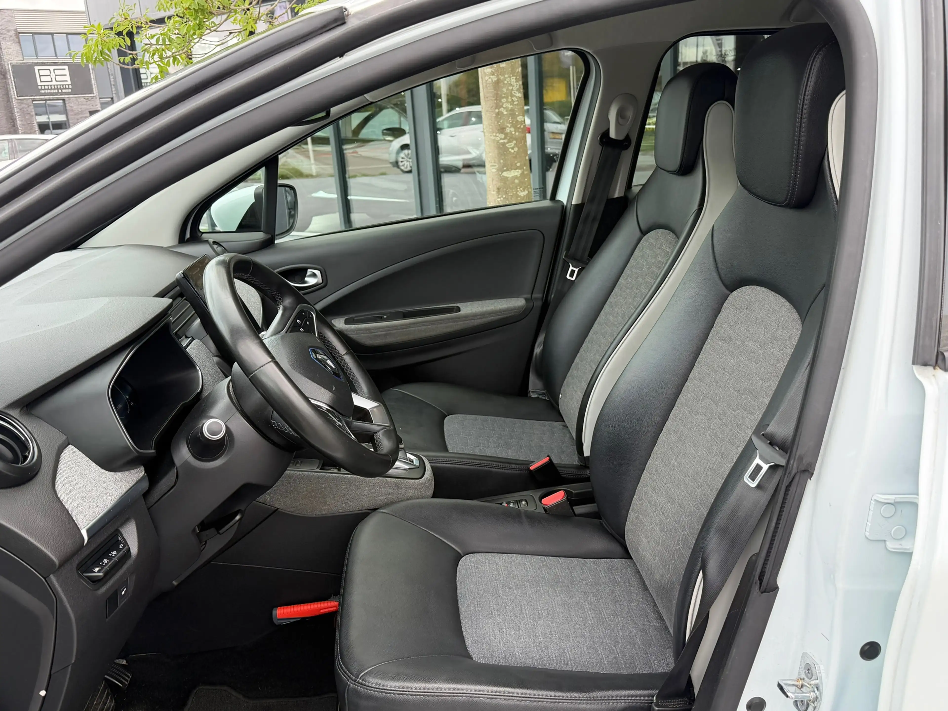 Renault ZOE R135 Intens 52 kWh /airco/cruise/navi/camera/PDC/ — photo 8