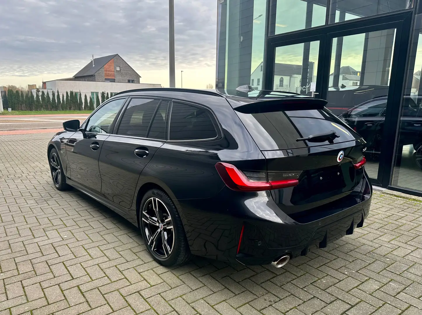 BMW 320 320e Touring Aut. M Sport Schwarz - 2