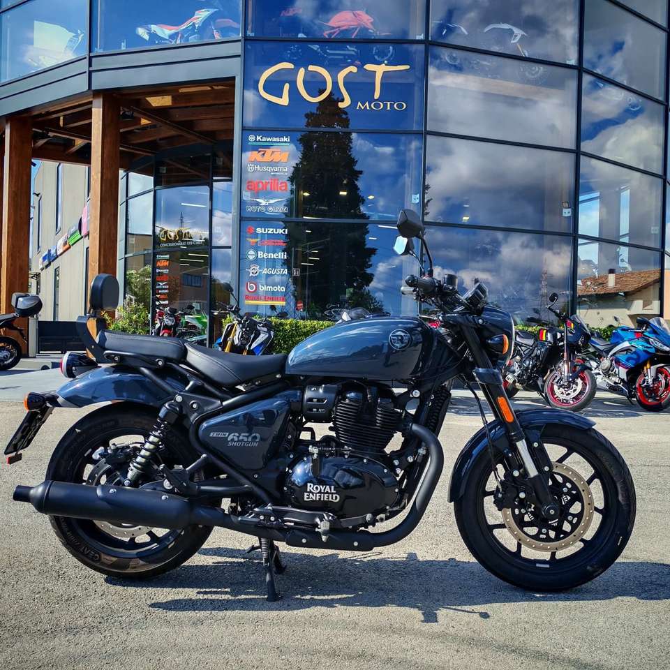 Royal Enfield Super Meteor 650  FK76589