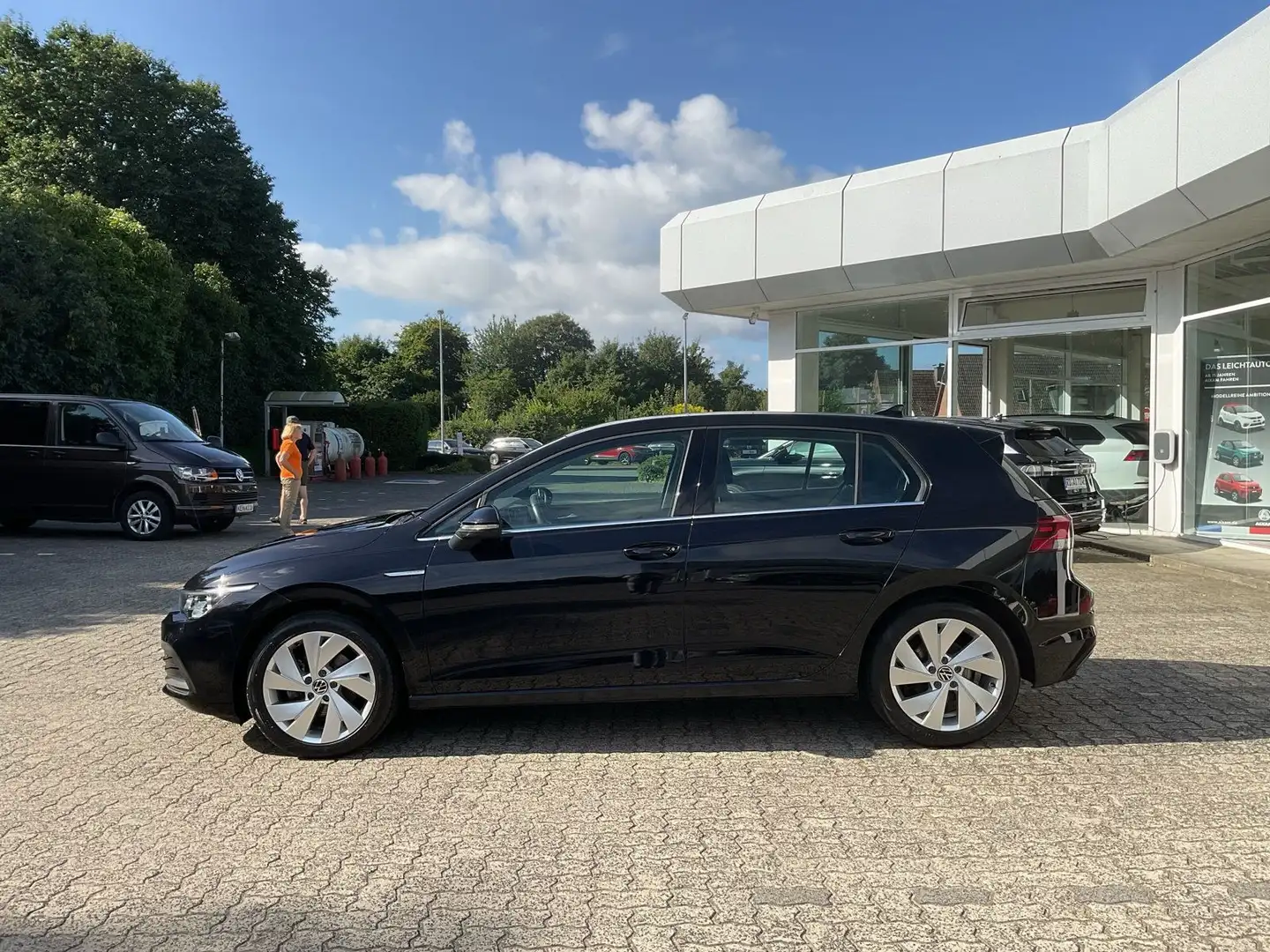 Volkswagen Golf VIII Style 1.5 TSI ACC PDC Navi LED Sitzhzg Schwarz - 2