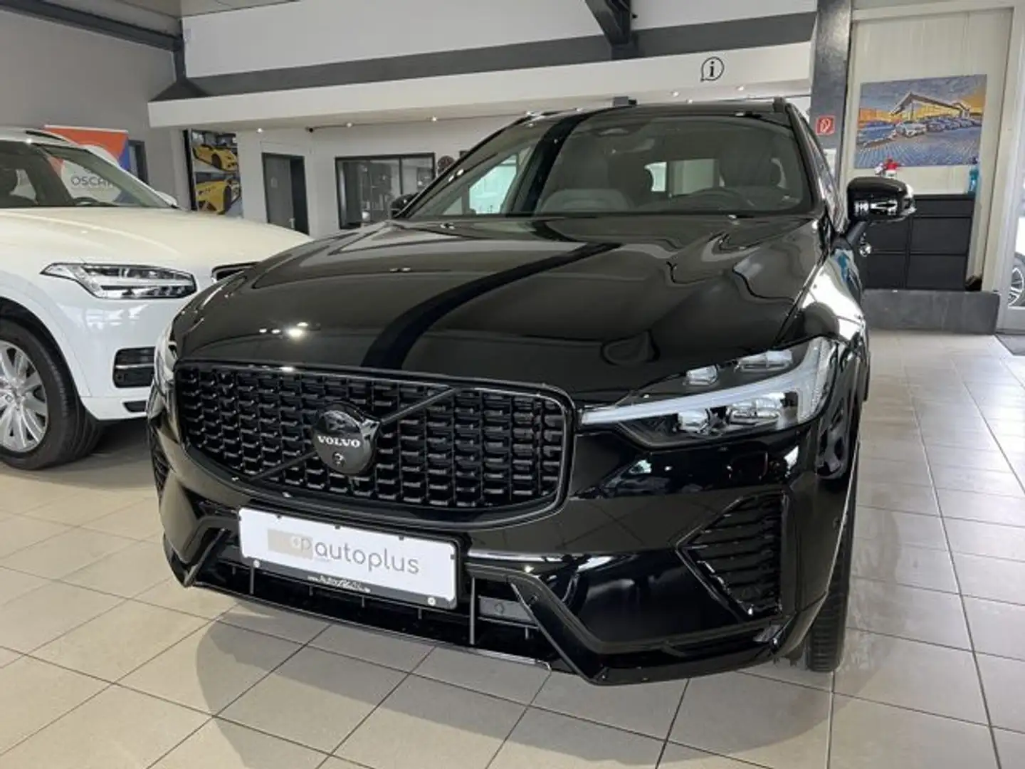 Volvo XC60 T8 Ultra Black Edition Recharge AWD AHK 360 Zwart - 2