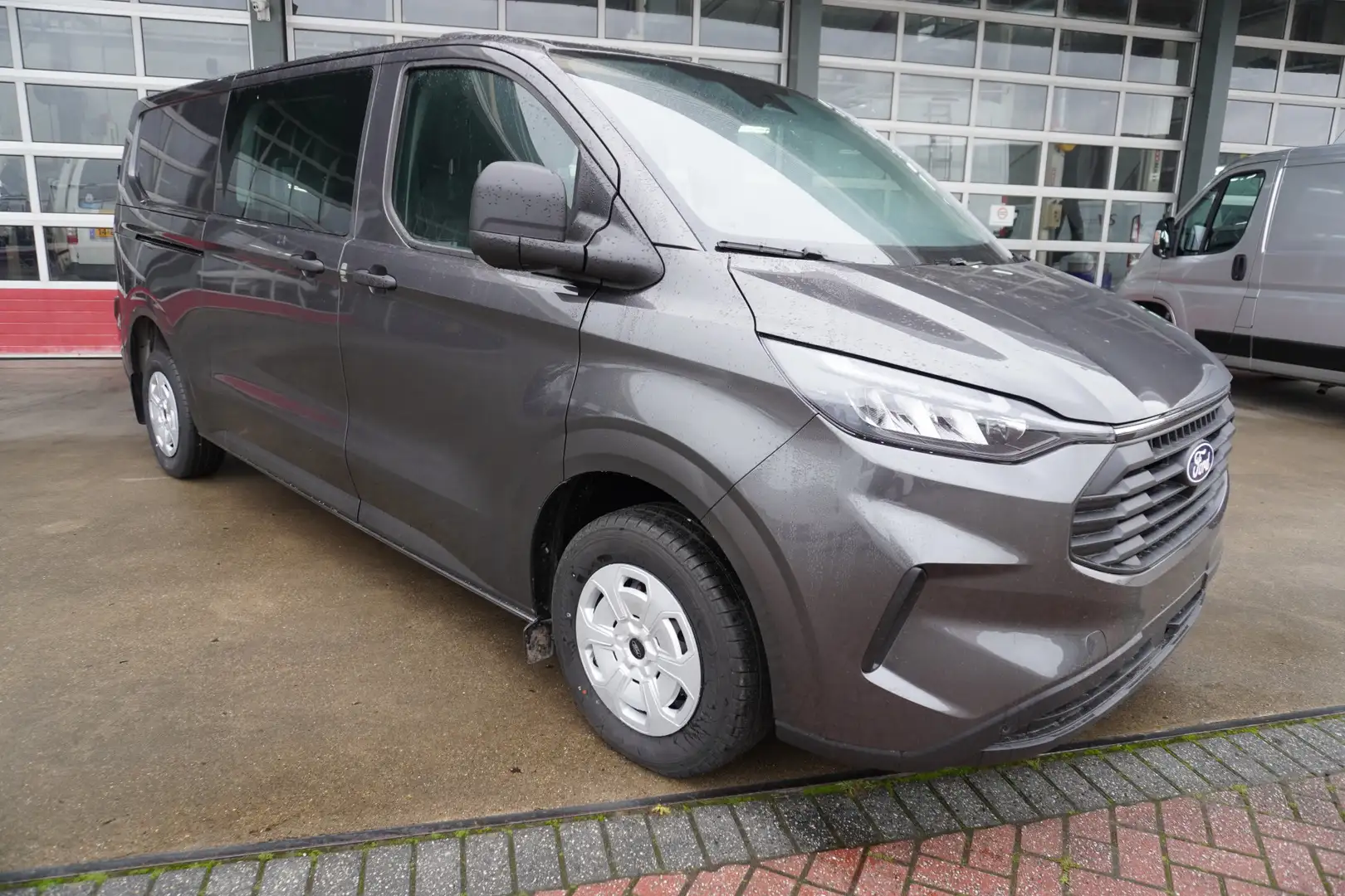 Ford Transit Custom 320L 2.0 TDCI 150PK L2H1 Trend Dubbelcabine Nr. V0 Grijs - 2