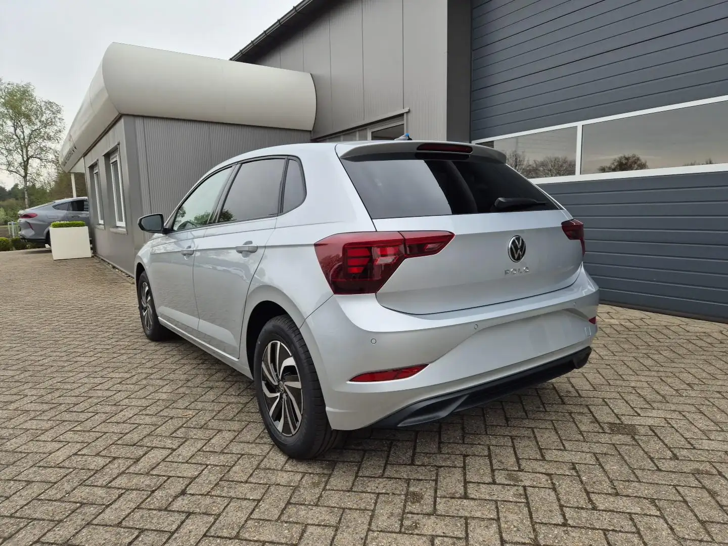 Volkswagen Polo Life 1.0 TSI 95PS Rückf.Kamera Sitzheizung Digital Silber - 2
