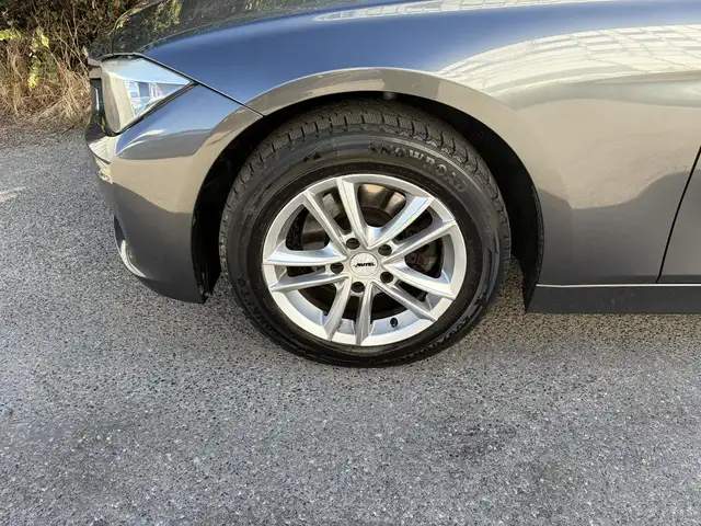 BMW 3 Series view 18