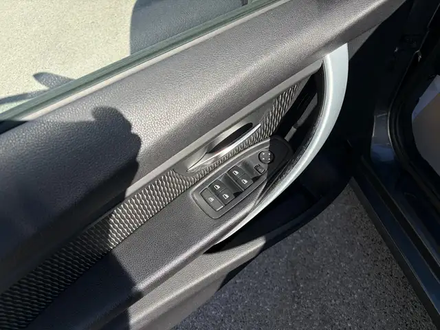 BMW 3 Series view 25