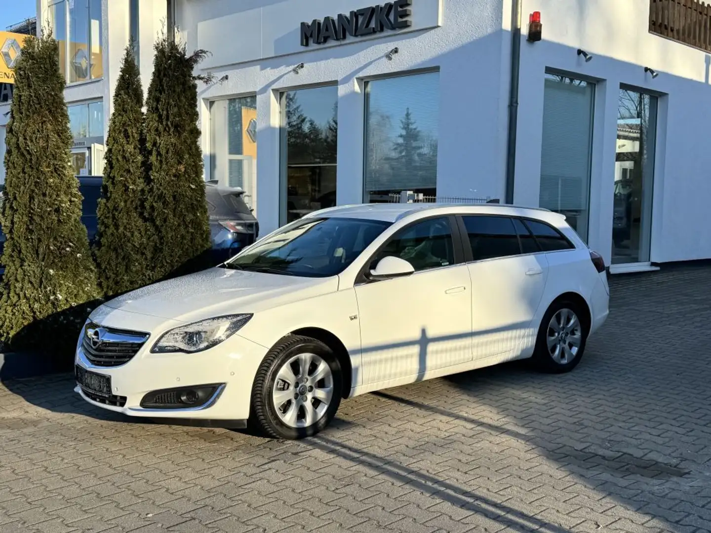 Opel Insignia 2.0 ECOTEC DI Turbo 4x4 Sports Tourer eco Business White - 1
