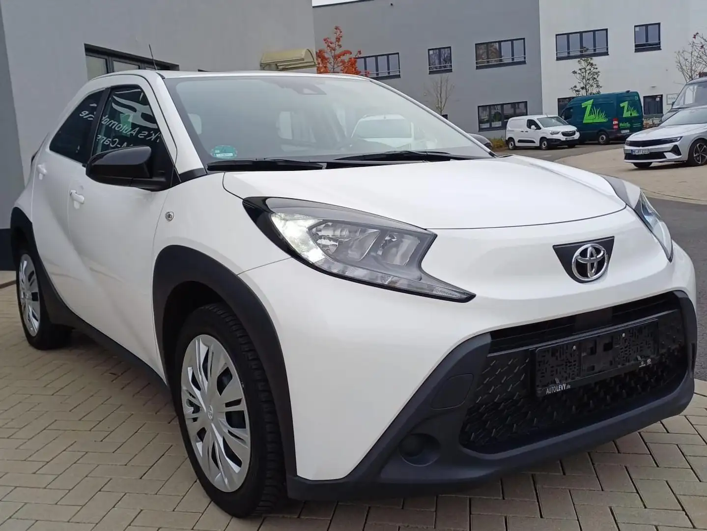 Toyota Aygo X Play Keyless*Klimaaut.*Tempom.*Parkass. mit Kamera Weiß - 1