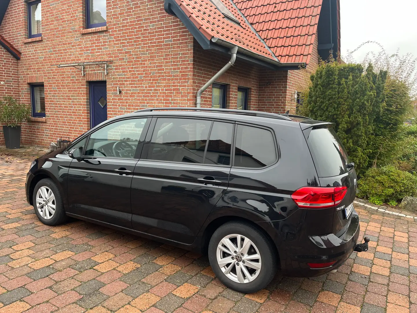 Volkswagen Touran DSG ,Navigation, Leder  ,AHK ,Panodach WR Schwarz - 1