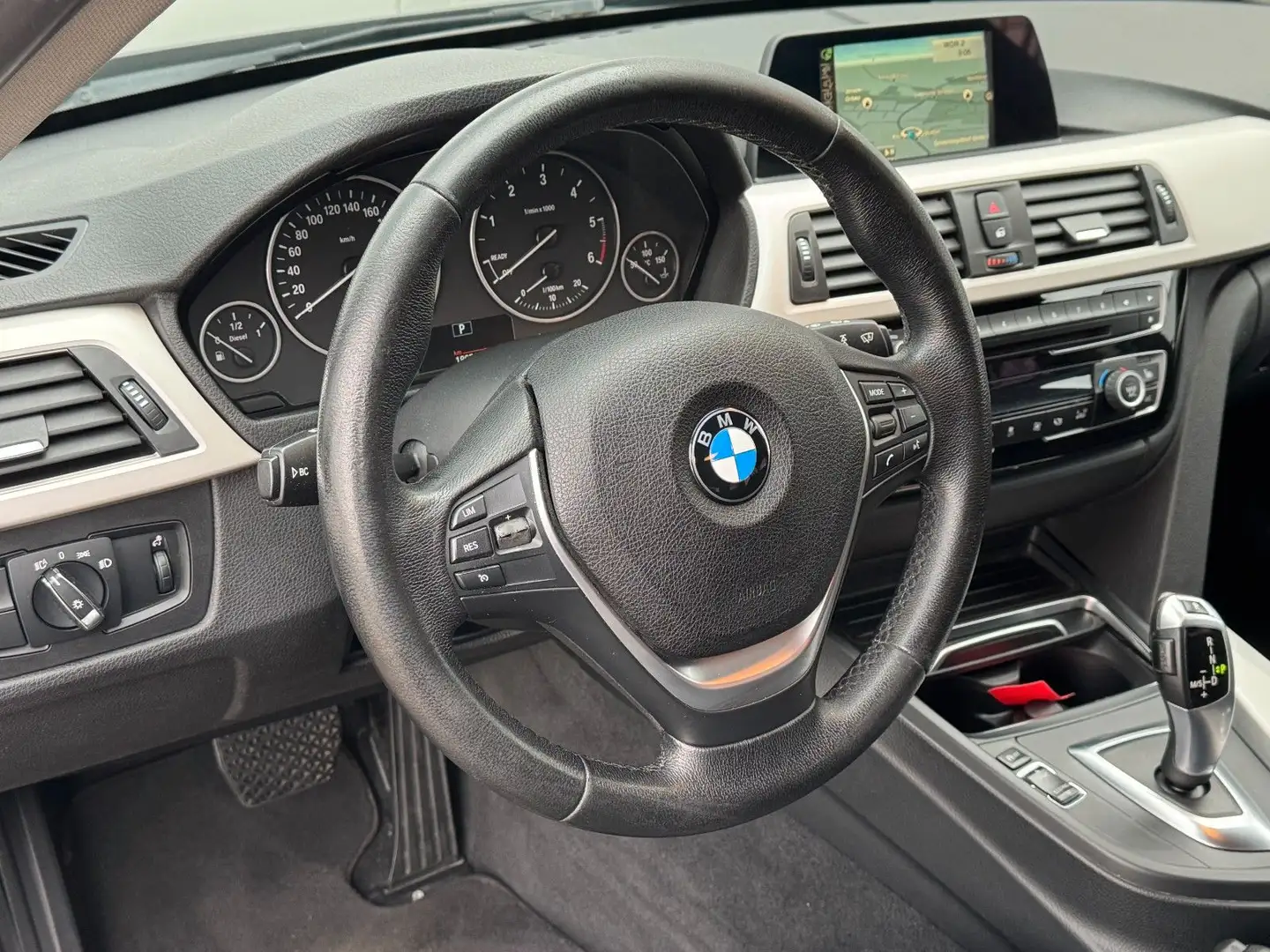BMW 318 d Touring LED NAVI SZH PDC SCHH. KLIMA Schwarz - 2