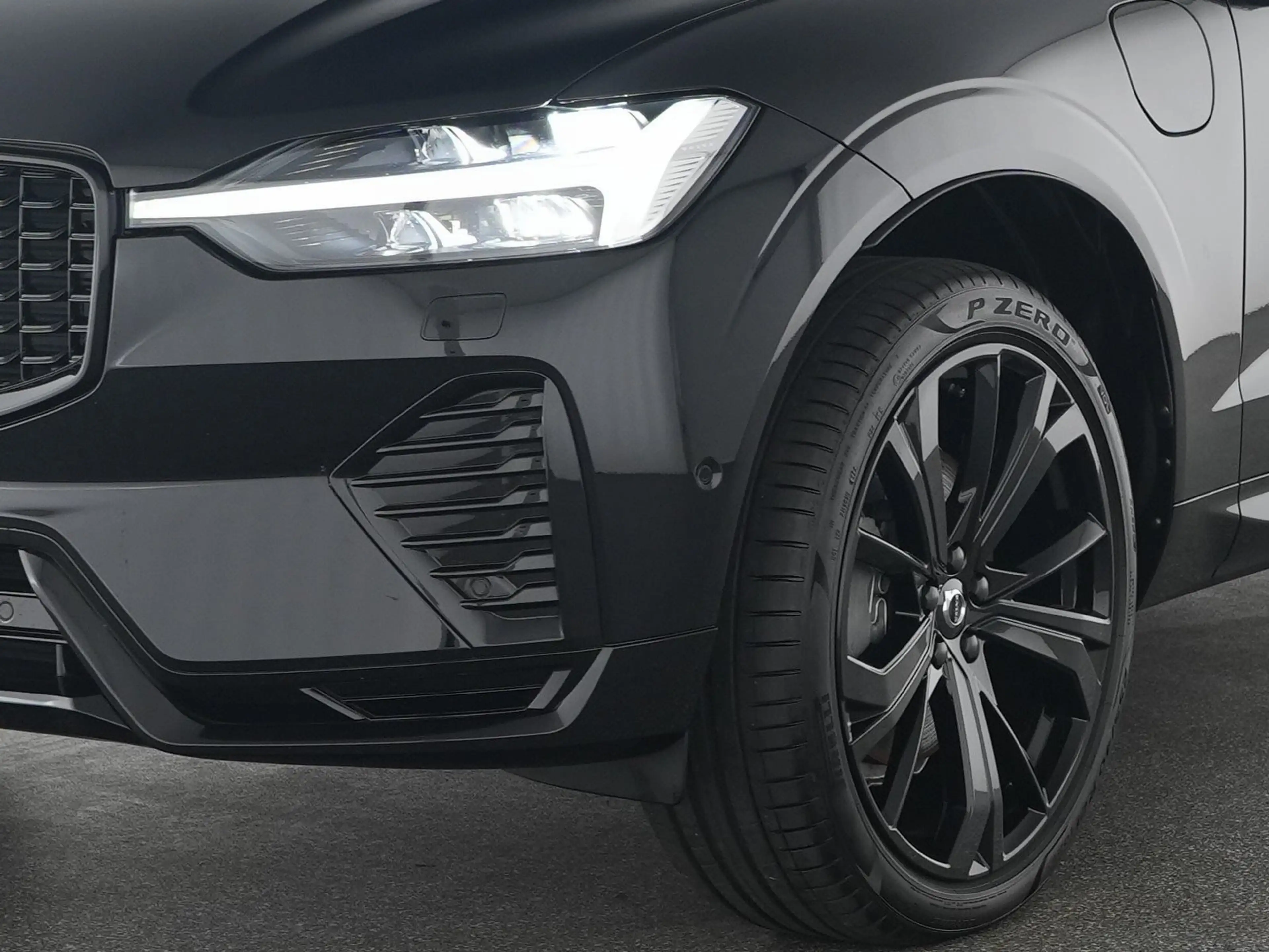 Volvo XC60 T8 AWD Ultra Black Edition FOUR-C*B&W*360° — photo 9