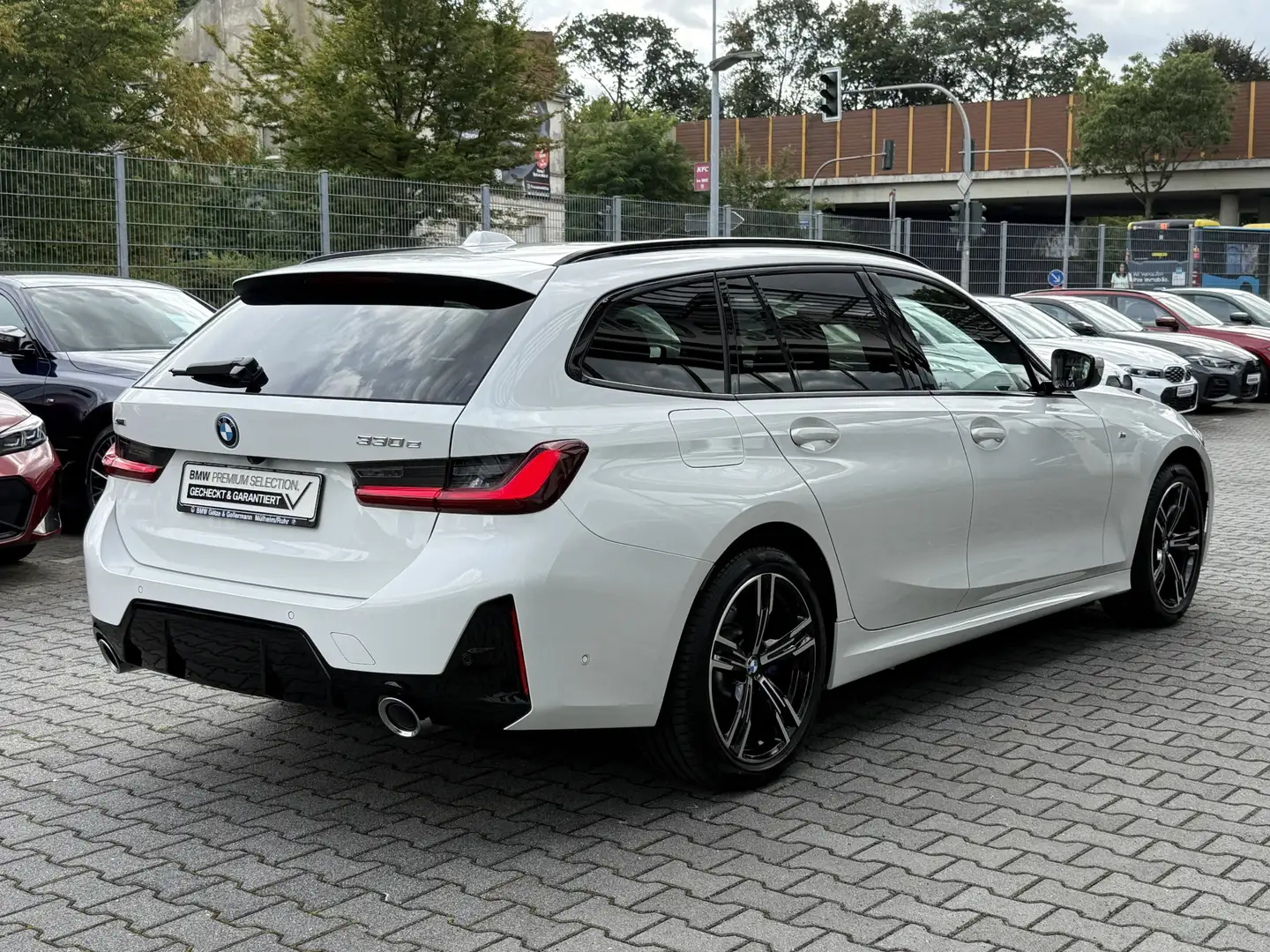 BMW 330 e xDrive Touring M Sportpaket /AHK FACELIFT Blanc - 2
