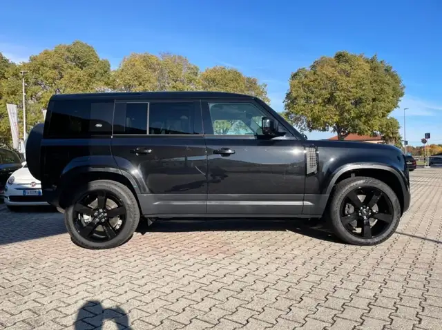Land Rover Defender view 3