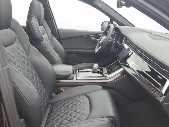 Audi Q7 view 4