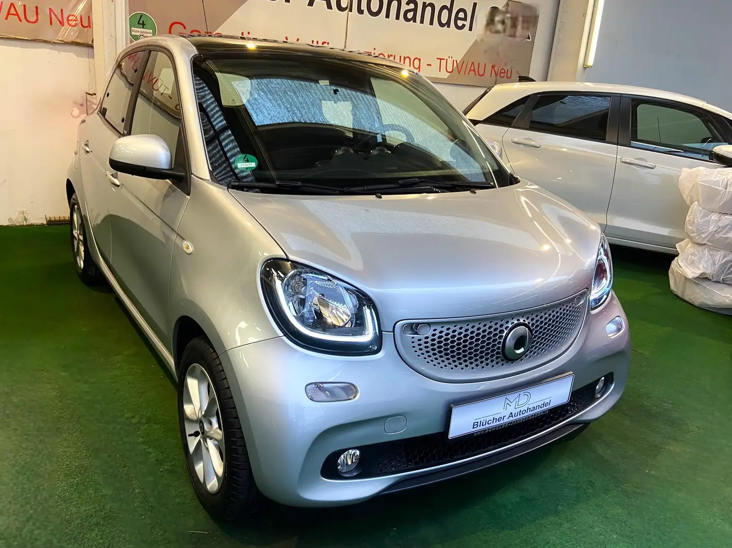smart forFour Automatik 90 PS Panorama-Dach LED Navi Silber - 2