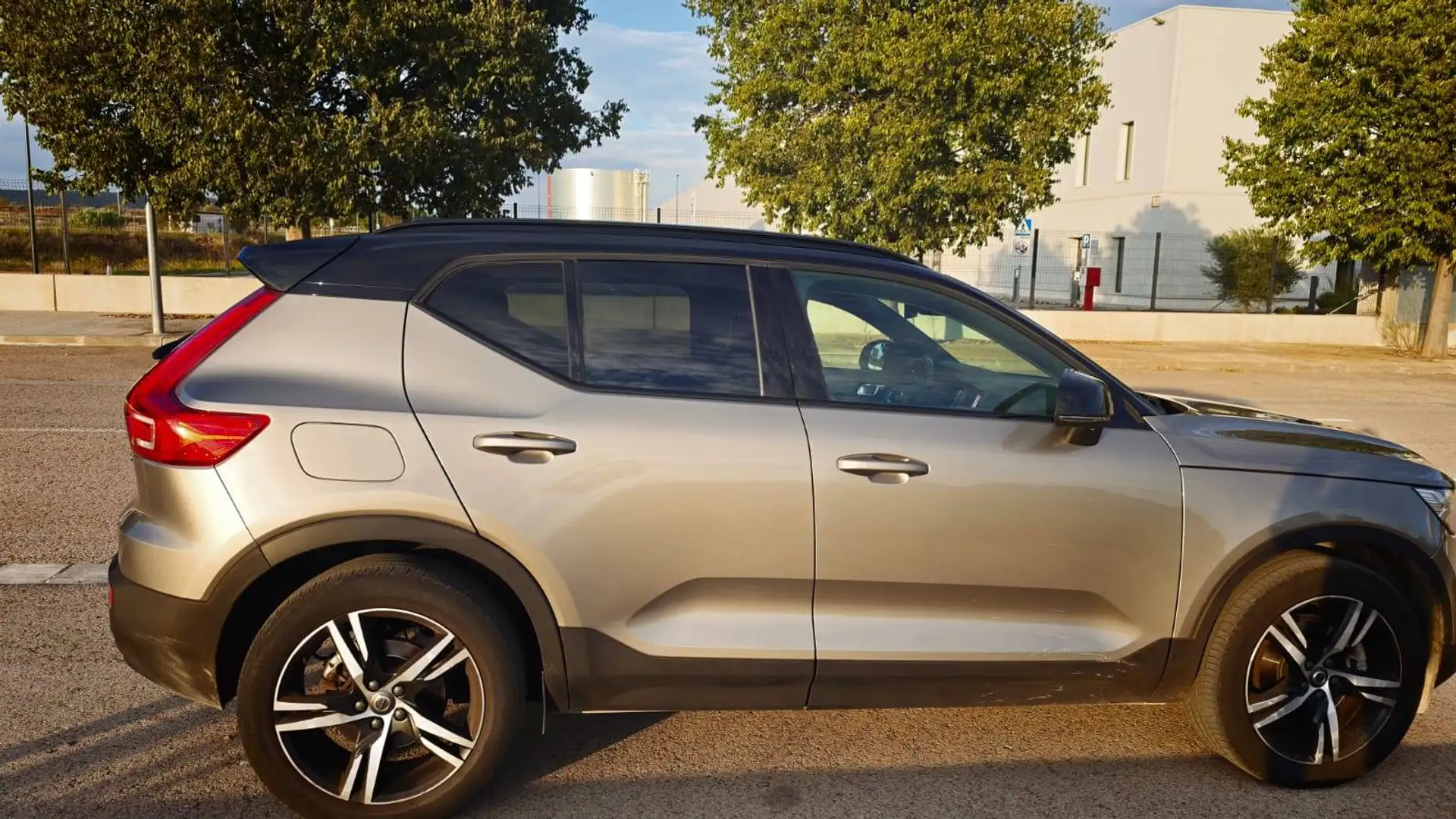 Volvo XC40 XC40 B3 R-Design Aut. R-Design Gris - 2