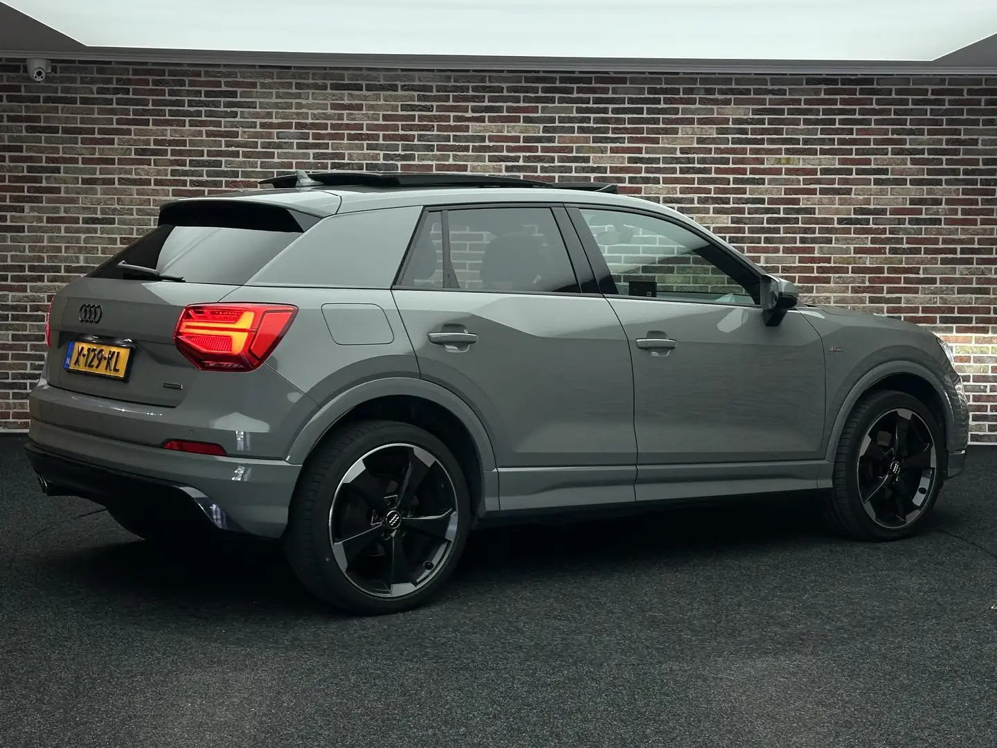 Audi Q2 2.0 TFSI quattro Sport Panorama Leer Stoelvrwm Led Gris - 2