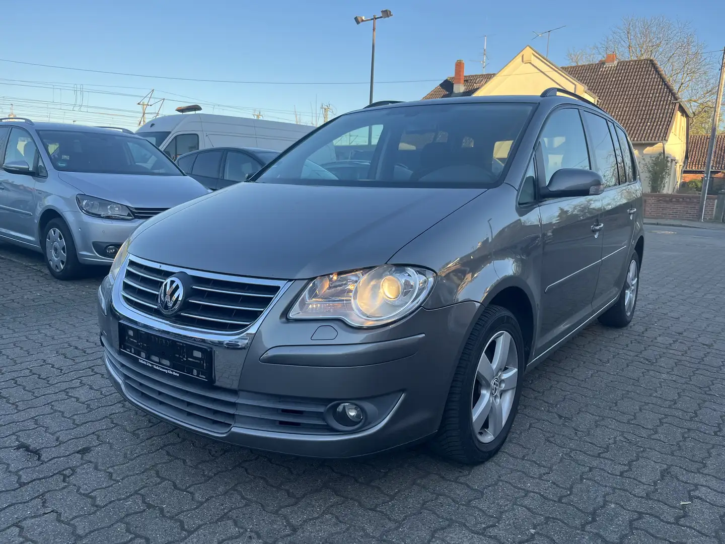 Volkswagen Touran 2.0 TDI DPF United NAVI AHK PDC 1-HAND Grau - 1